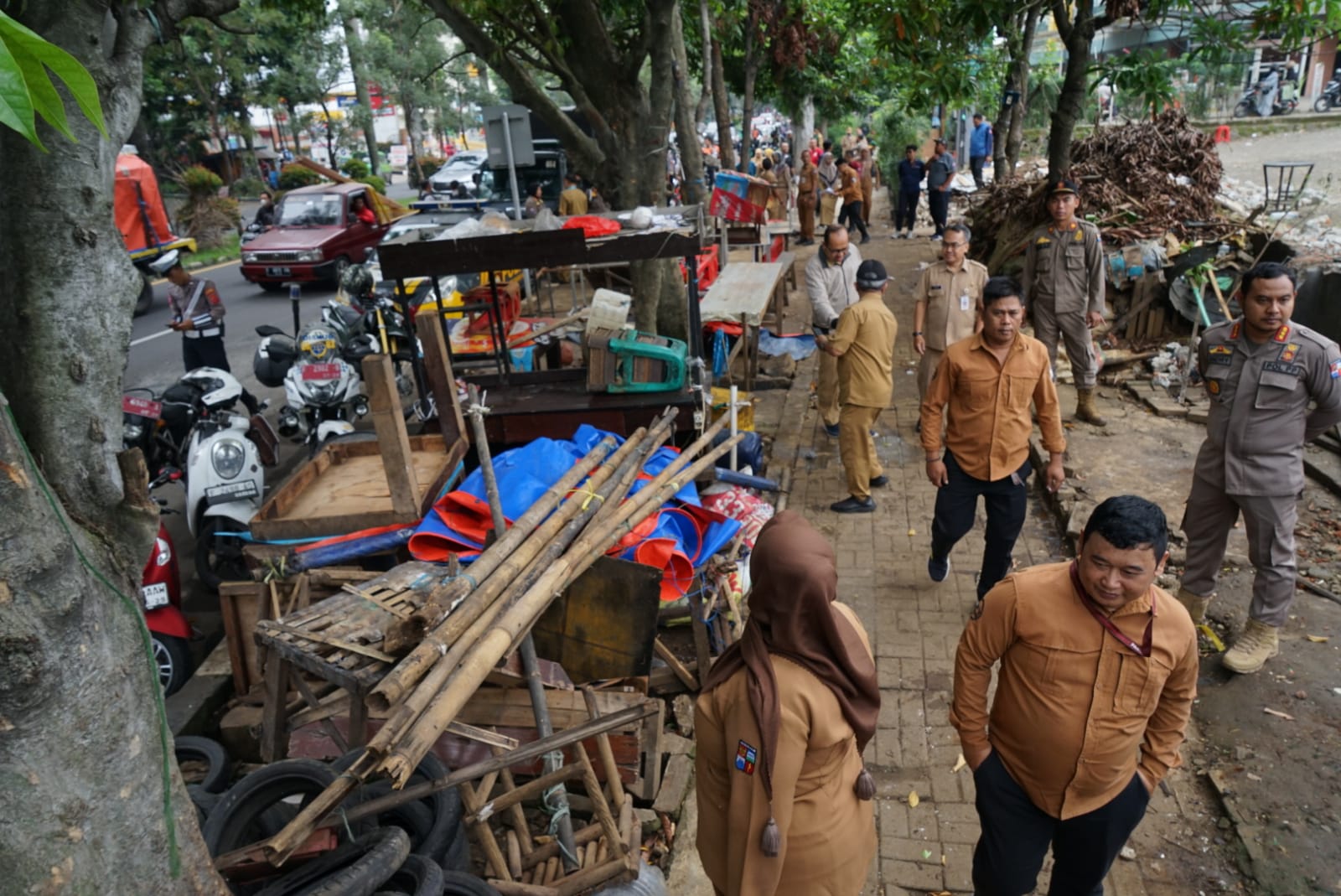 Petugas gabungan saat membongkar lapak PKL sepanjang pedestrian depan RS Hermina Yasmin Bogor.