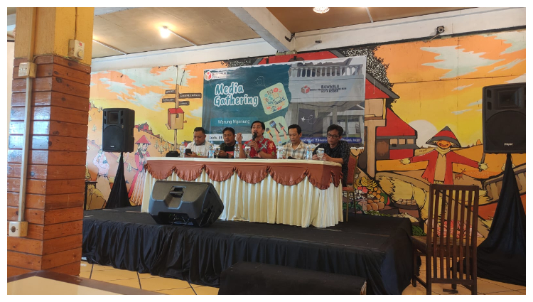 Ketua Bawaslu Kota Bogor, Herdiyatna saat berdiskusi dengan media se-Kota Bogor.