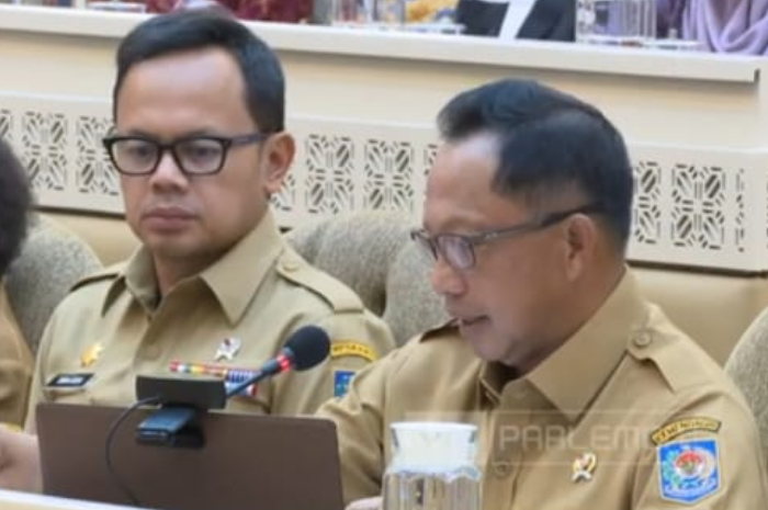 Menteri Dalam Negeri (Mendagri) RI Tito Karnavian dan Wakil Mendagri Bima Arya Sugiarto saat rapat bersama Komisi II DPR RI, di Jakarta Senin (3/2/2025).