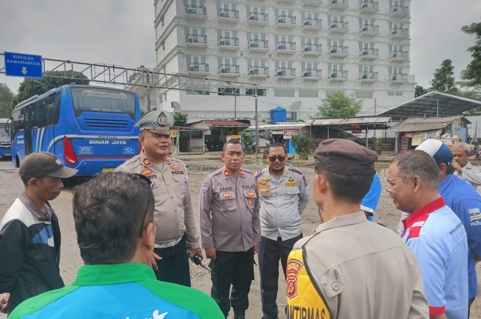 Petugas kepolisian Polsek Tanah Sareal saat mendatangi terminal Bubulak Kota Bogor treat bus telolet.