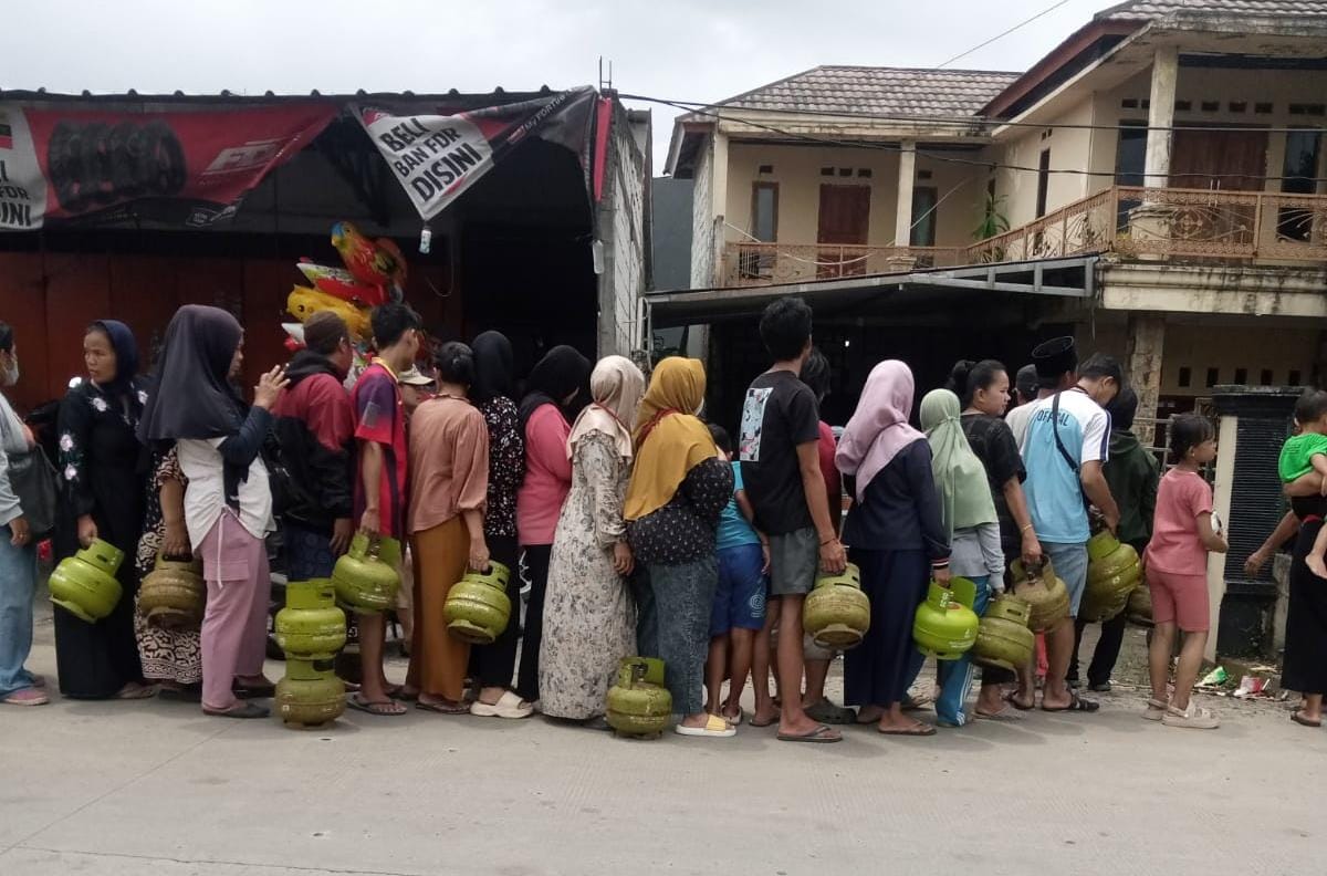 Antrian gas elpiji di Tenjo, Kabupaten Bogor.