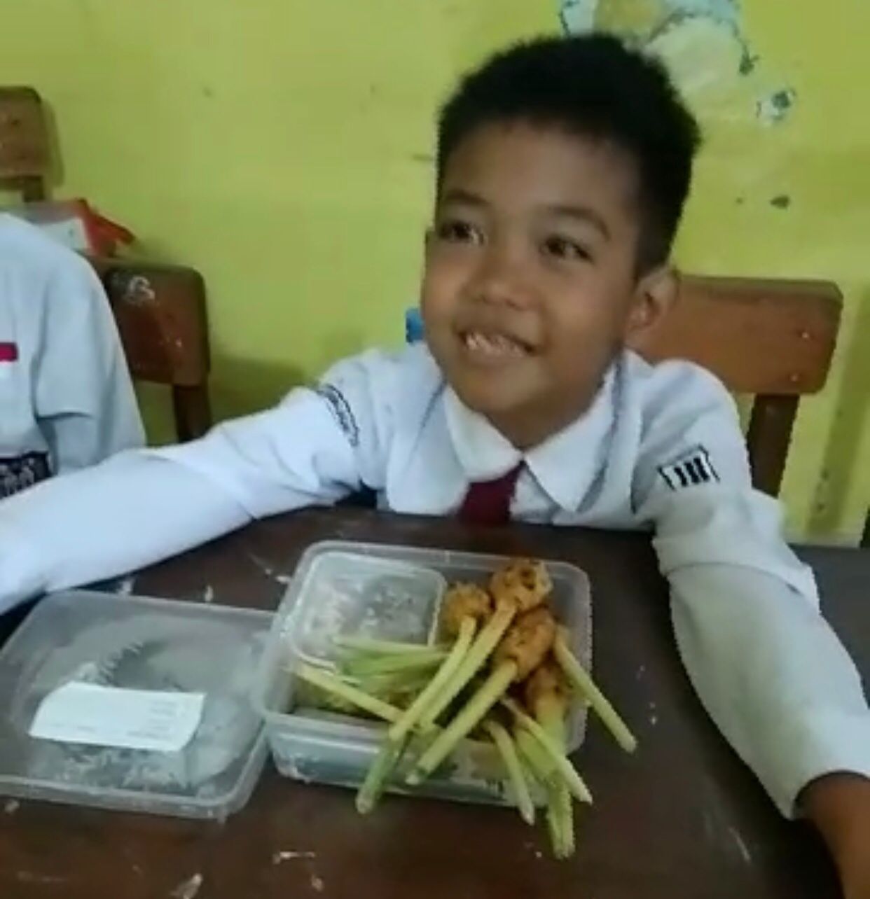 Pelajar di Kota Bogor saat dikenalkan makanan tradisional Indonesia.