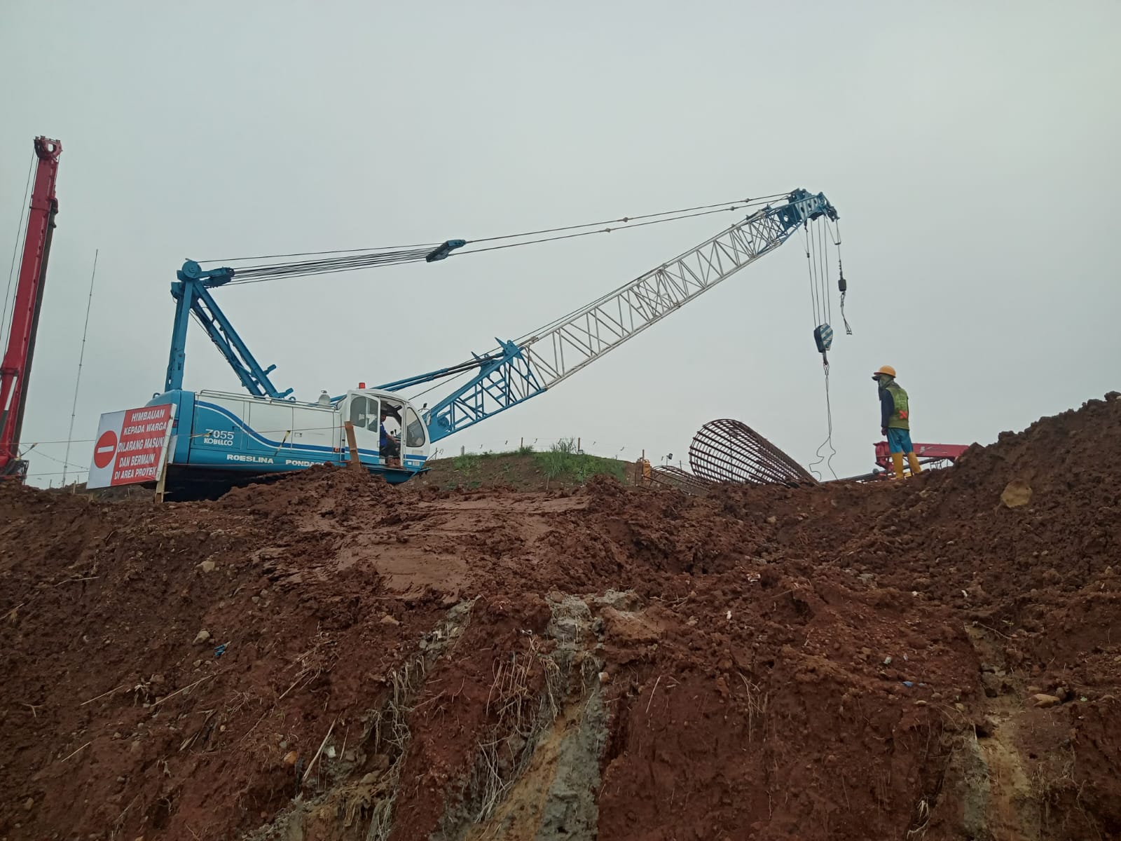 Dampak proyek pembangunan jembatan kaca Bendungan Sukamahi, sejumlah rumah warga di Desa Sukakarya, Megamendung, Bogor terdampak hingga timbulkan kebisingan.