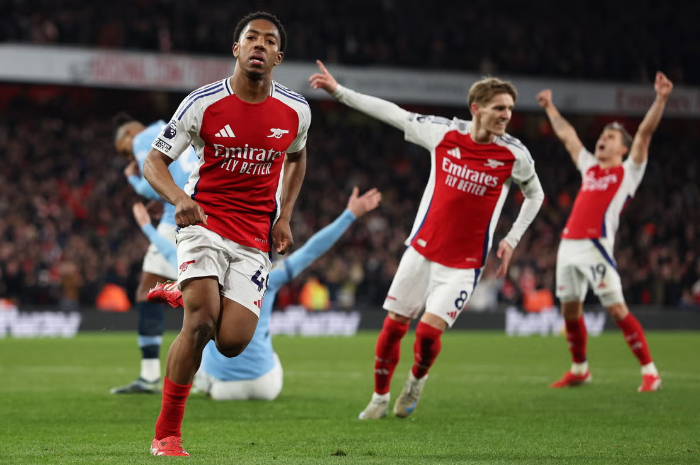 Selebrasi pemain Arsenal usai mencetak gol ke gawang Manchester City.