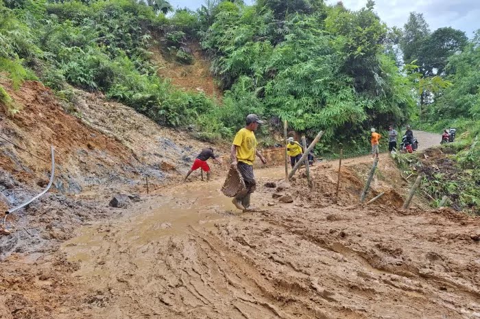 Salah satu jalan desa di Kiarapandak yang sempat longsor beberapa waktu lalu. Bantuan dana desa diwacanakan berdasarkan jumlah penduduk.