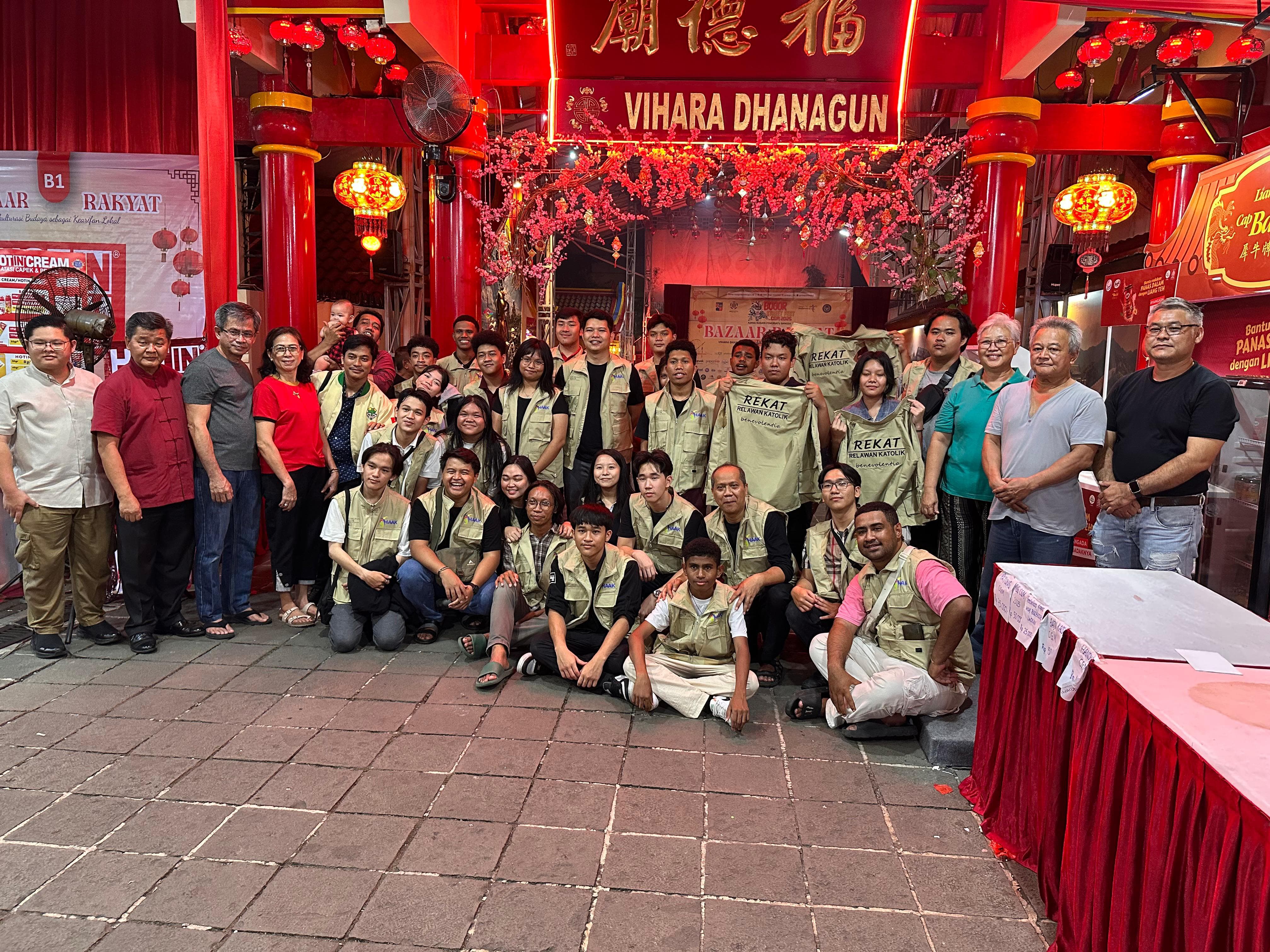 Anggota HAAK Keuskupan Bogor bersama OMK dan Pemuda Katoloik usai kegiatan bersih-bersih di Vihara Dhanagun
