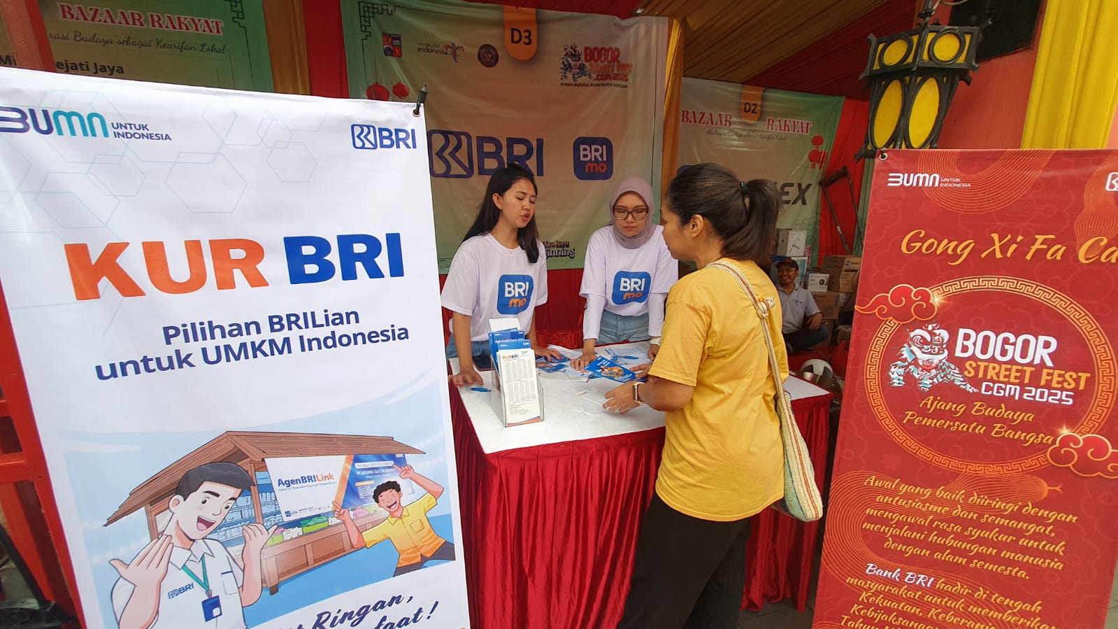 Stand BRI di acara Bazar Rakyat Bogor Street Festival CGM 2025 di Vihara Dhanagun.