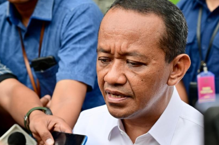 Menteri Energi dan Sumber Daya Mineral Bahlil Lahadalia saat memberi keterangan kepada wartawan.