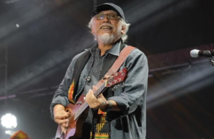 Musisi Iwan Fals saat tampil di panggung.