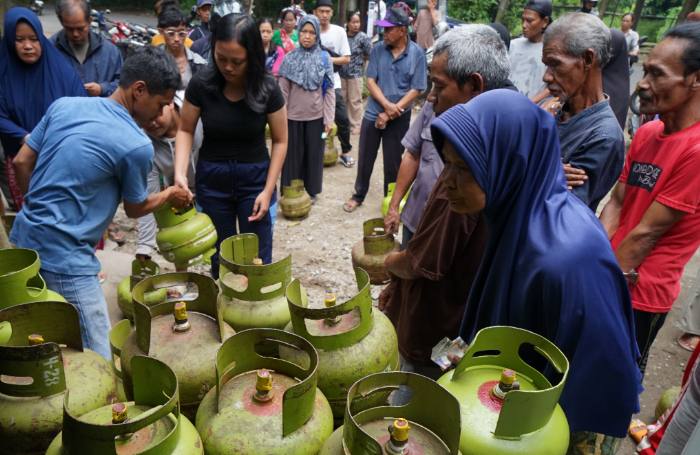 Warga mengantre di depan warung pengecer gas elpiji 3 kg di Jalan Cifor Bubulak Kota Bogor, Selasa (4/2/2025).