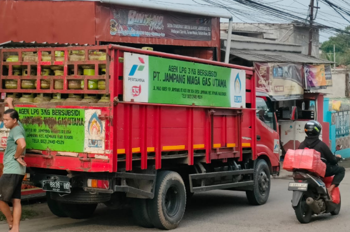 Pangkalan gas elpiji 3 kg bersubsidi di Tajurhalang, Kabupaten Bogor. Mulai hari ini pengecer boleh kembali menjual gas elpiji 3 kg sesuai instruksi Presiden RI Prabowo Subianto.