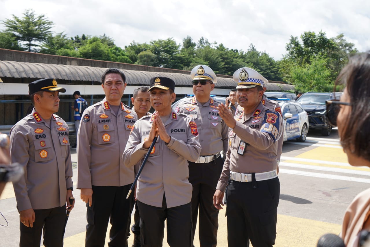 Kapolda Jawa Barat, Irjen Pol Ahmad Wiyagus. meninjau lokasi kecelakaan di Gerbang Tol Ciawi 2