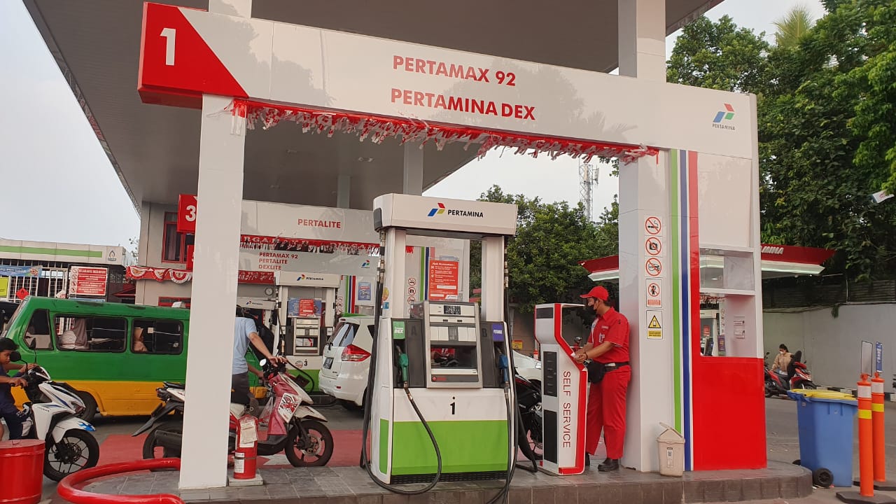Suasana SPBU 34 Tentara Pelajar Kota Bogor. Harga BBM kompak turun per 2 April 2025.