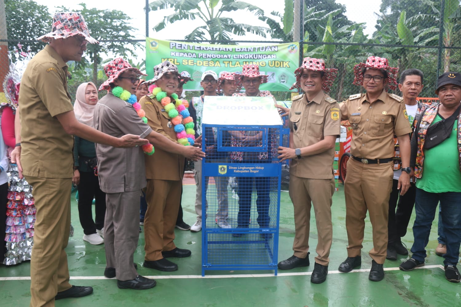 Pj Bupati Bogor Bachril Bakri saat mengunjungi Kampung Ramah Lingkungan (KRL) di Desa Tlajung Udik, Gunung Putri.