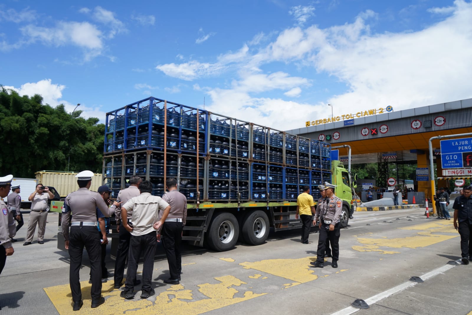 Olah TKP kecelakaan maut di Gerbang Tol Ciawi oleh Korlantas.