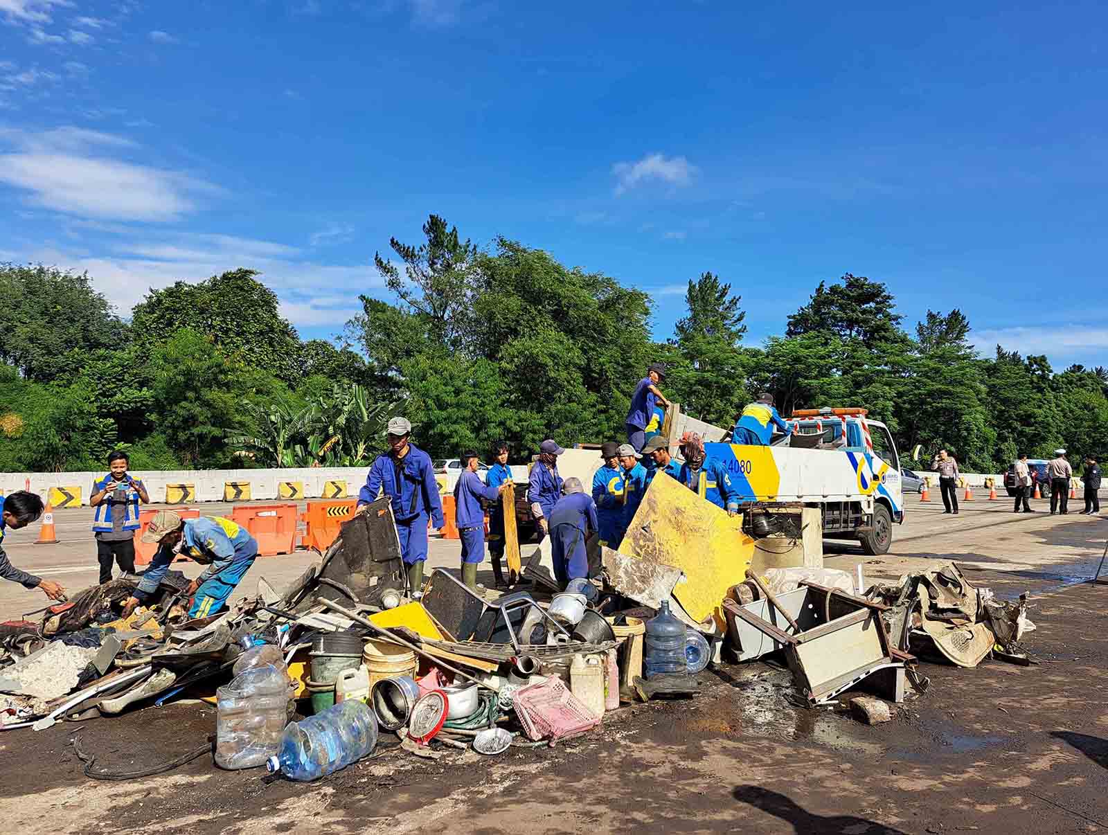 Petugas bersihkan sisa puing gerbang Tol Ciawi . Foto :