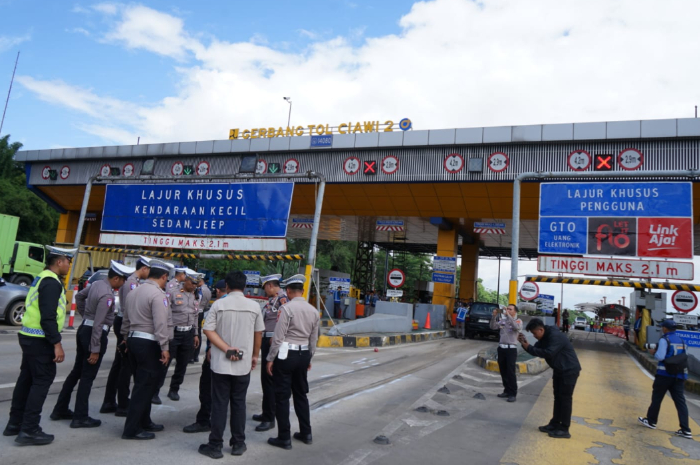 Polisi saat melakukan olah TKP di lokasi kecelakaan Gerbang Tol Ciawi 2 Bogor, Rabu (2/5/2025).