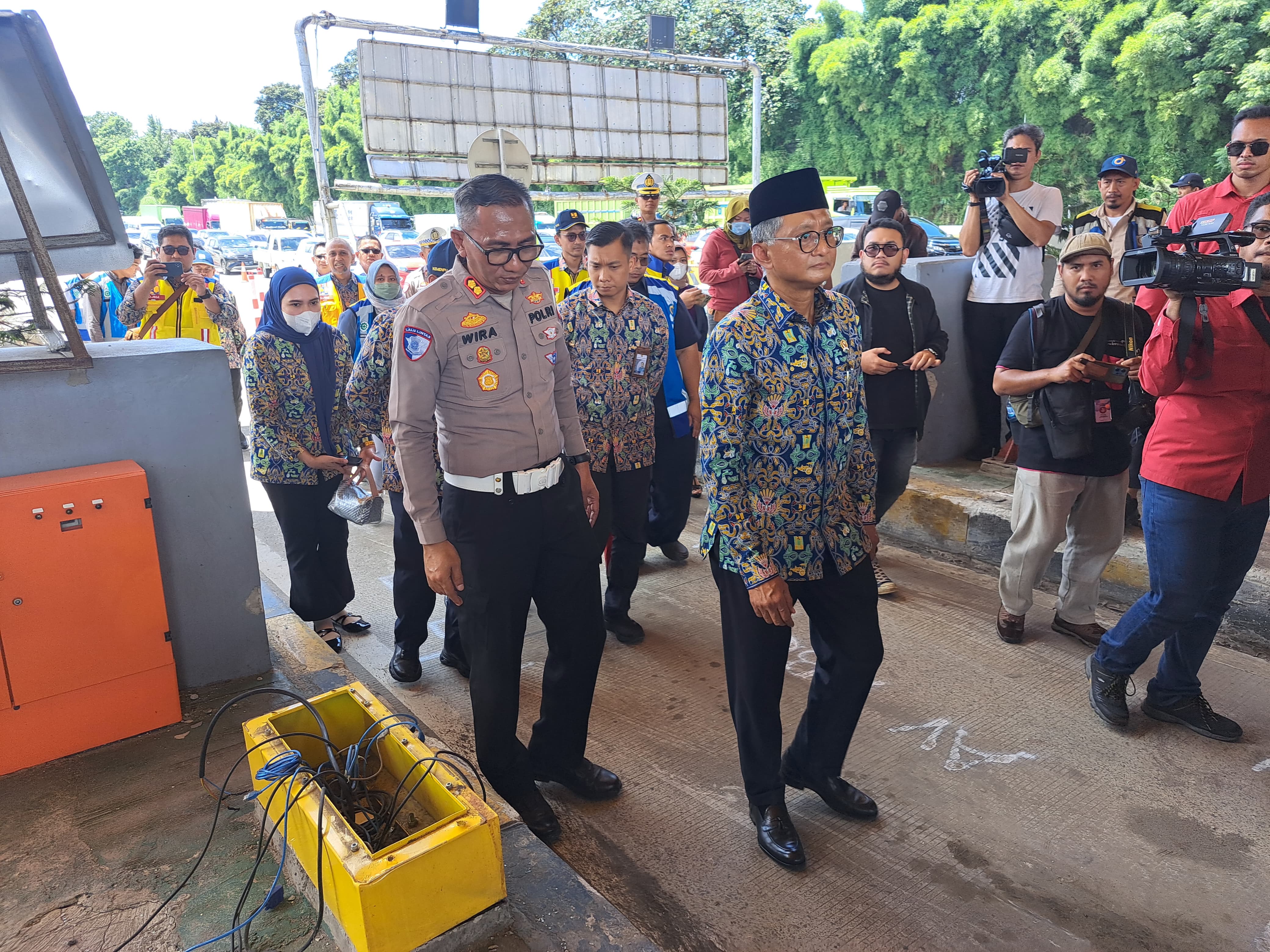 Menteri PU Dody Hanggodo saat meninjau lokasi krjadian tabrakan beruntun di Gerbang Tol Ciawi 2, Bogor.