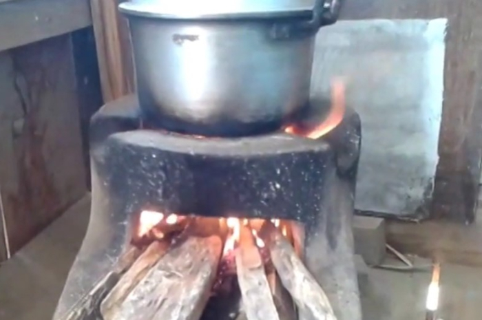 Warga terpaksa menggunakan kayu bakar untuk masak, karena sulit dapat gas elpiji 3 kg.