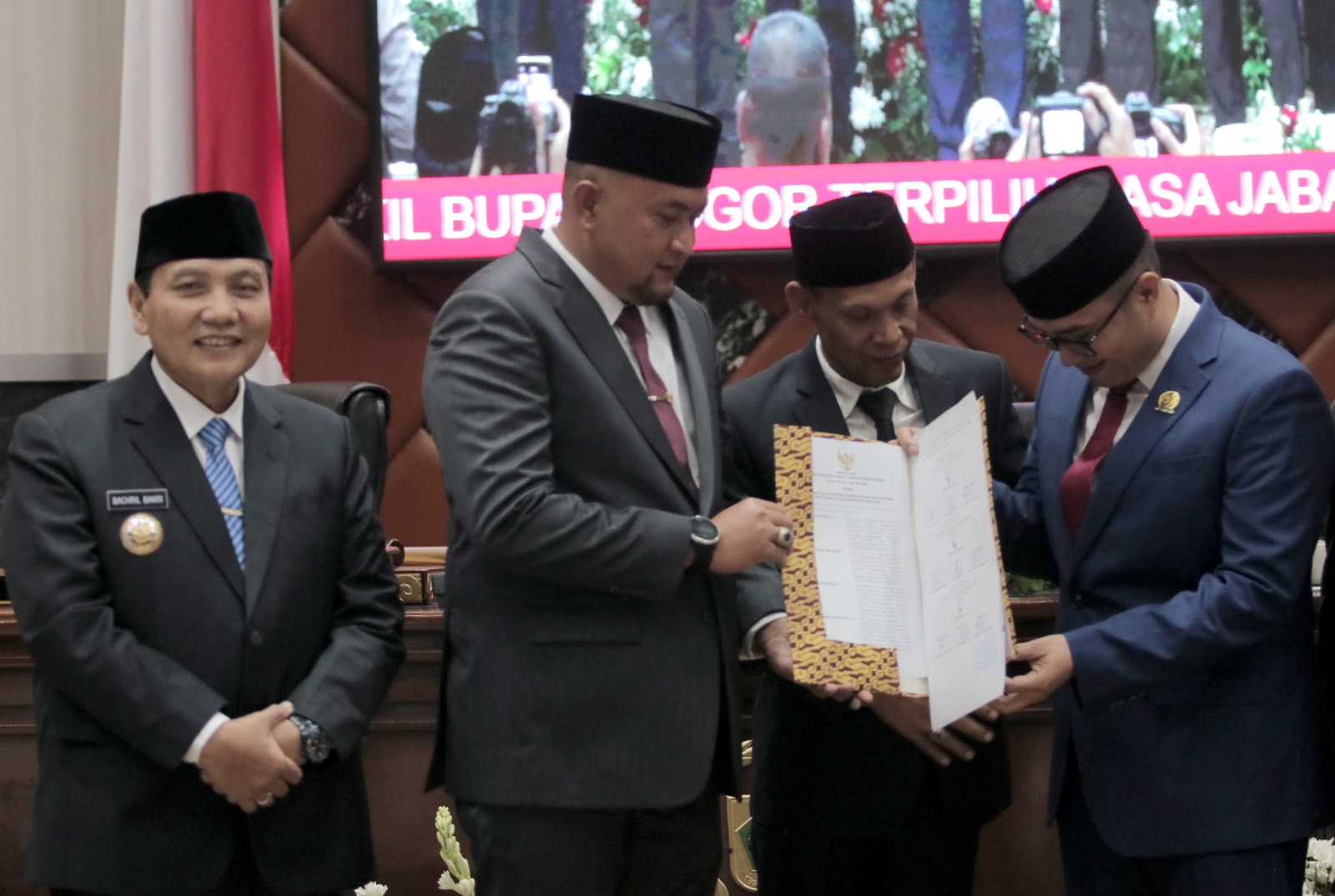 Bupati Bogor terpilih Rudy Susmanto, Wakil Bupati Terpilih, Ade Ruhandi atau Jaro Ade,, Ketua DPRD Kabupaten, Sastra Winara menyerahkan berkah penetapan Bupati usai Rapat Paripurna.