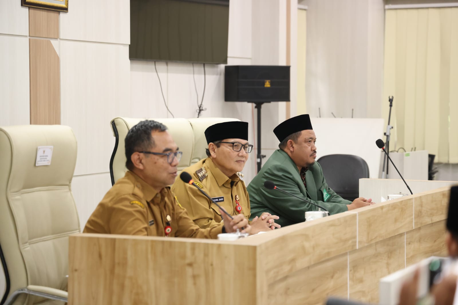 Pj Bupati Bogor Bachril Bakri dan Sekda Kabupaten Bogor Ajat Rochmat Jatnika pada pertemuan dengan alim ulama, kiyai, dan pimpinan pondok pesantren di Ruang Rapat Bupati Bogor, Selasa (4/2/2025)