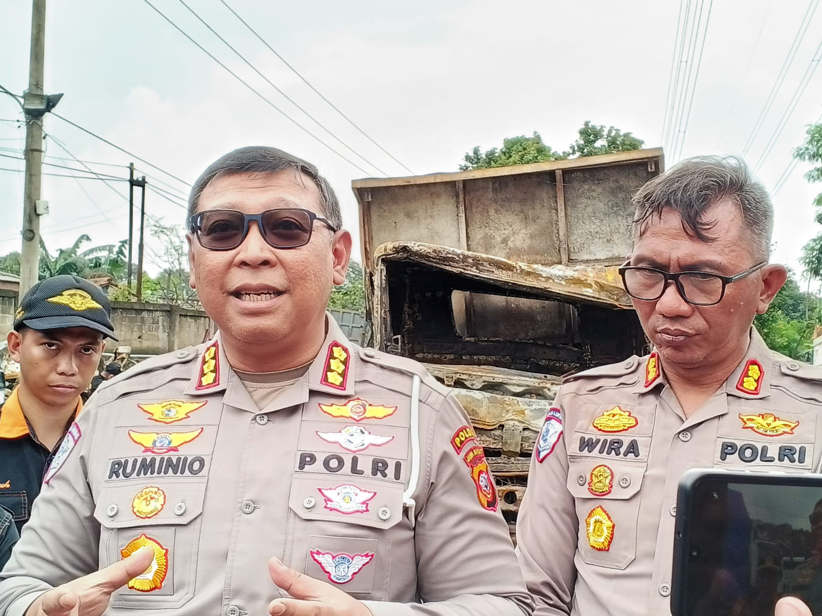Dirlantas Polda Jabar, Kombes Pol Ruminio Ardano saat memberikan keterangan soal pemeriksaan rem truck penyebab kecelakaan di tol Ciawi.