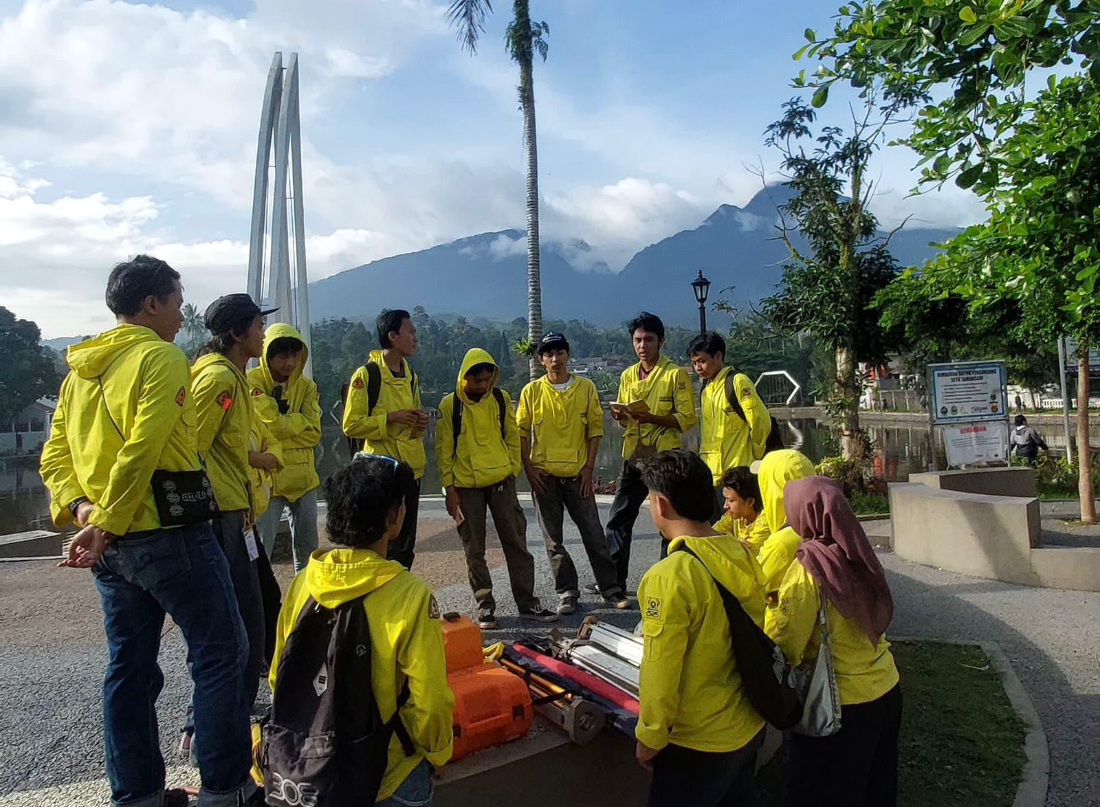 Potret saat Hima Geodesi Unpak Bogor melakukan penyusunan data untuk membuat peta informasi di Situ Tamansari Bogor.