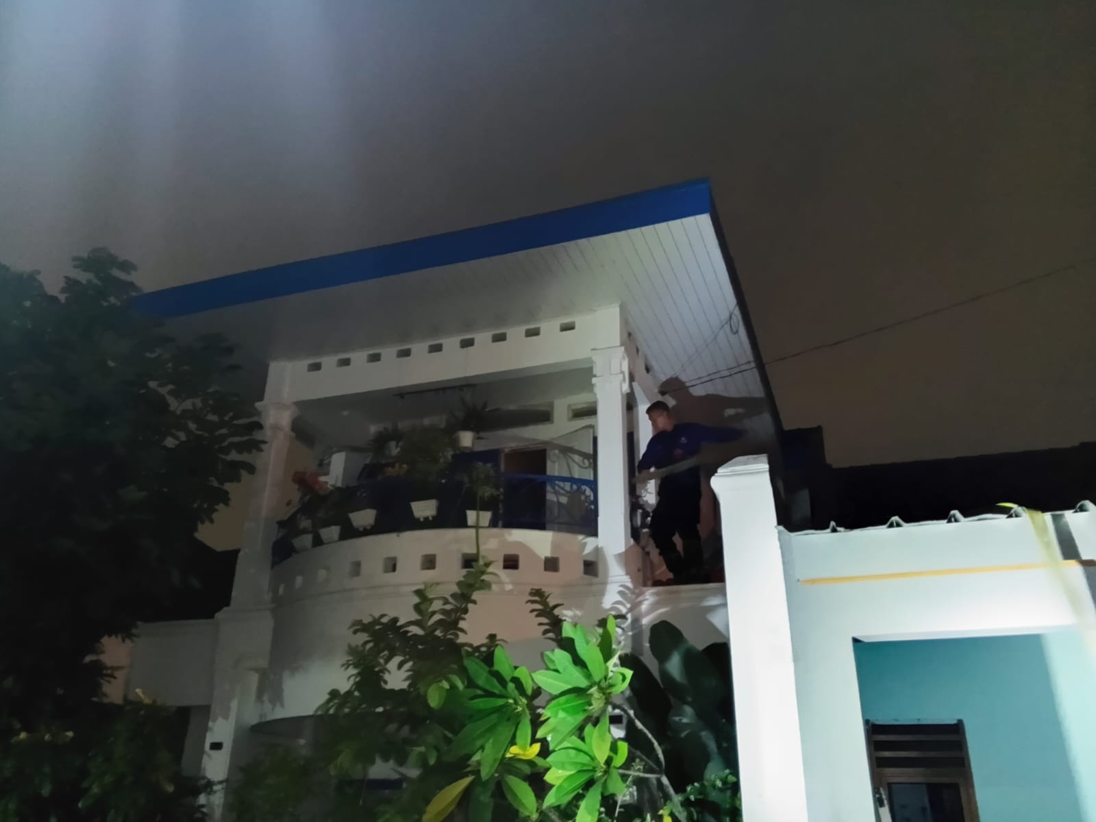 Rumah yang mengalami kebakaran di bagian dalamnya. Untungnya api tak menjalar ke seluruh rumah.