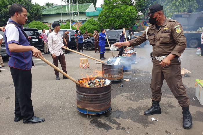 Kejaksaan Negeri Kabupaten Bogor musnahkan 2.019 rokok tanpa cukai&nbsp;di Cibinong, Kabupaten Bogor, Kamis (6/2/2025).