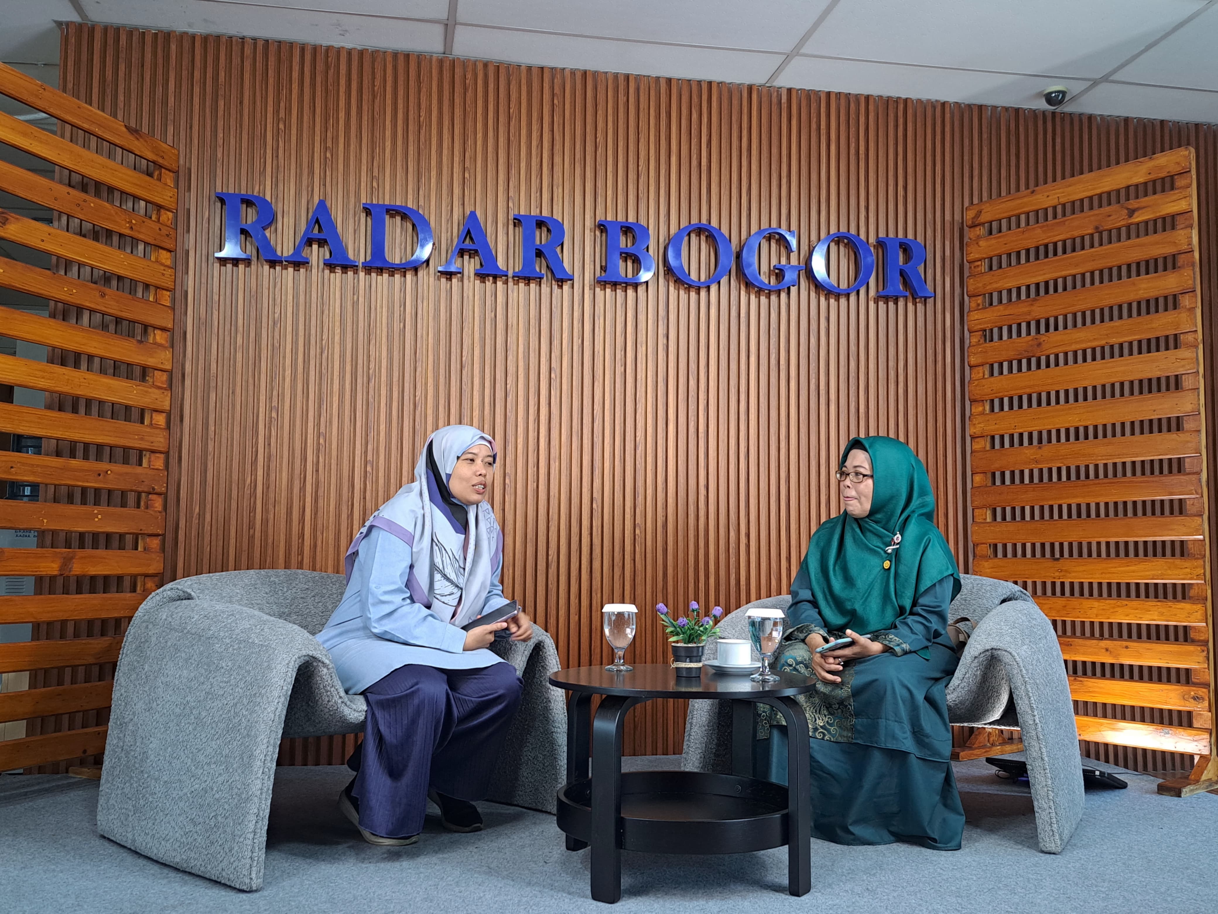 Podcast Bicara Bogor di Media Radar Bogor bersama Dewan Juri Lomba Marawis dan Kasidah BiiF ICMI Kota Bogor, Nining Yuningsih (kanan).