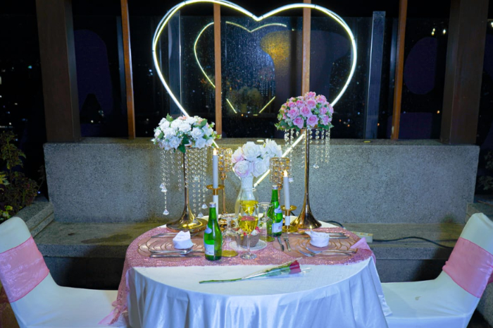 Suasana meja untuk dinner romantis di&nbsp;Koersi Sky Cafe&nbsp;Bigland Bogor Hotel.