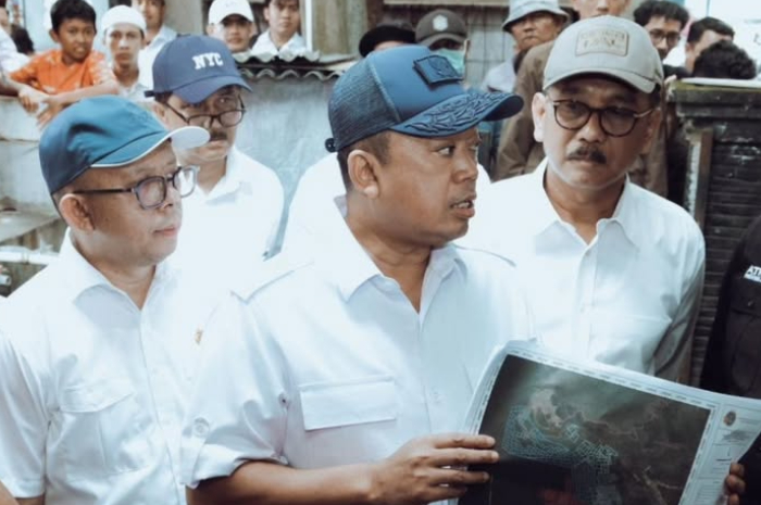 Menteri ATR/BPN, Nusron Wahid (tengah) saat memberikan penjelasan.