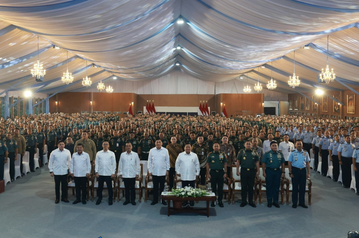 Presiden Prabowo Subianto memberikan pengarahan kepada 1.004 Komandan Satuan TNI di Istana Negara, Bogor.