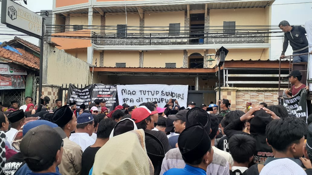 Hotel di kawasan Parung Bogor saat digeruduk warga.