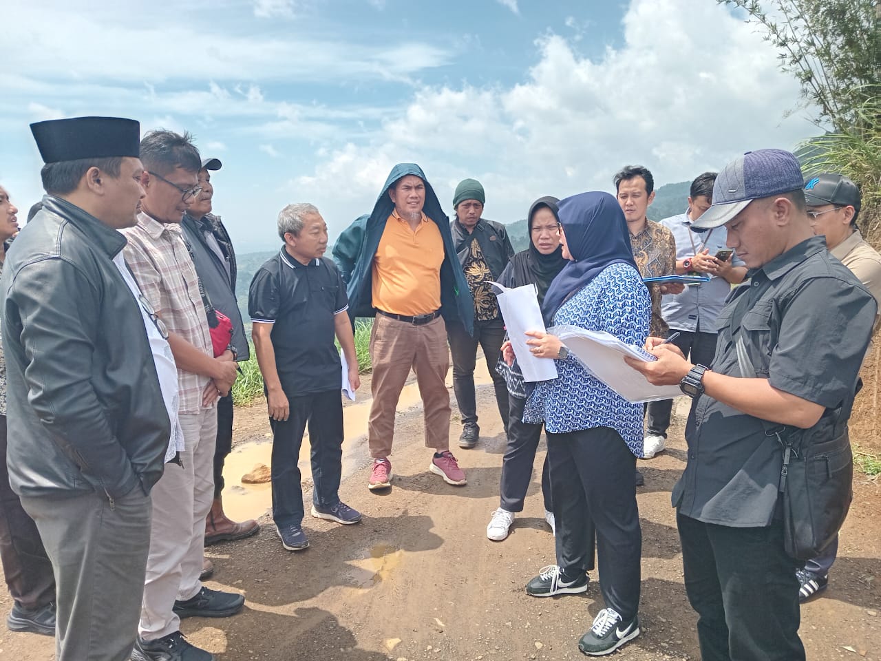 Pengadilan Negeri Cibinong menggelar persidangan setempat di area Bukit Alesano, Cijeruk. Kasus konflik agraria di lereng Gunung Salak tersebut memasuki babak baru.