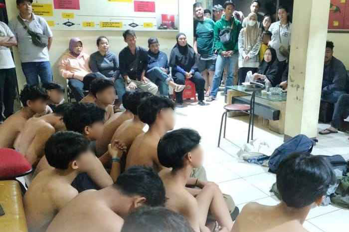 Remaja yang ditangkap polisi karena kedapatan minum miras di belakang Terminal Baranangsiang.