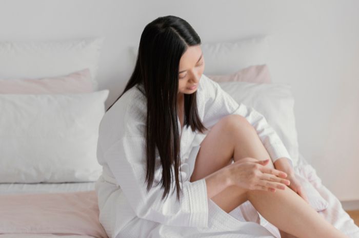 Temukan cara mengatasi siku dan lutut hitam dengan langkah yang mudah di sini! Langsung dari dermatolog terpercaya.