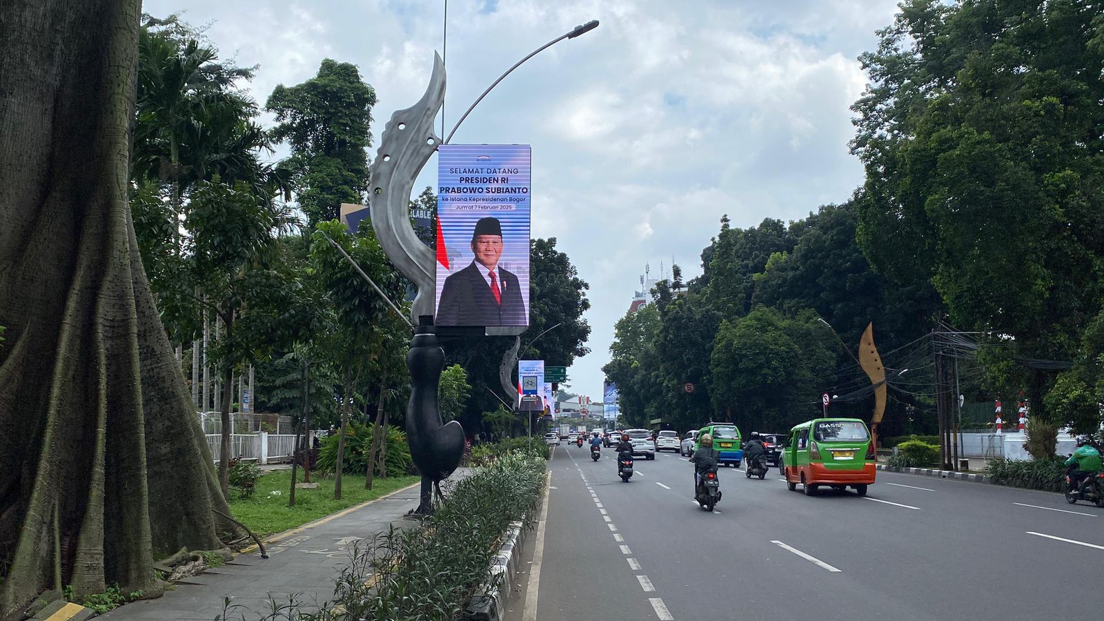 Suasana sekitar istana Bogor saat kunjungan Presiden Prabowo Subianto.