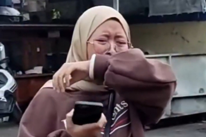 Anggi, istri Bendi Wijaya sopir truk tronton yang menyebabkan kecelakaan di Gerbang Tol 2 Ciawi Bogor.