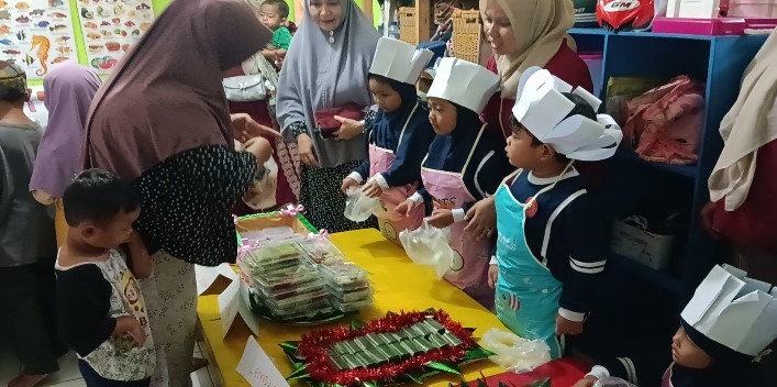 Anak-anak TK Harapan Mulya tengah berlajar berniaga dan berbagi melalui kegiatan Market Day