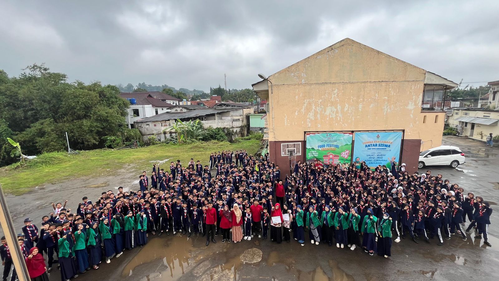 Sejumlah mahasiswa KKM Kelompok 3 STAI Al Hidayah Bogor saat menghelat program Aksi Bergizi.