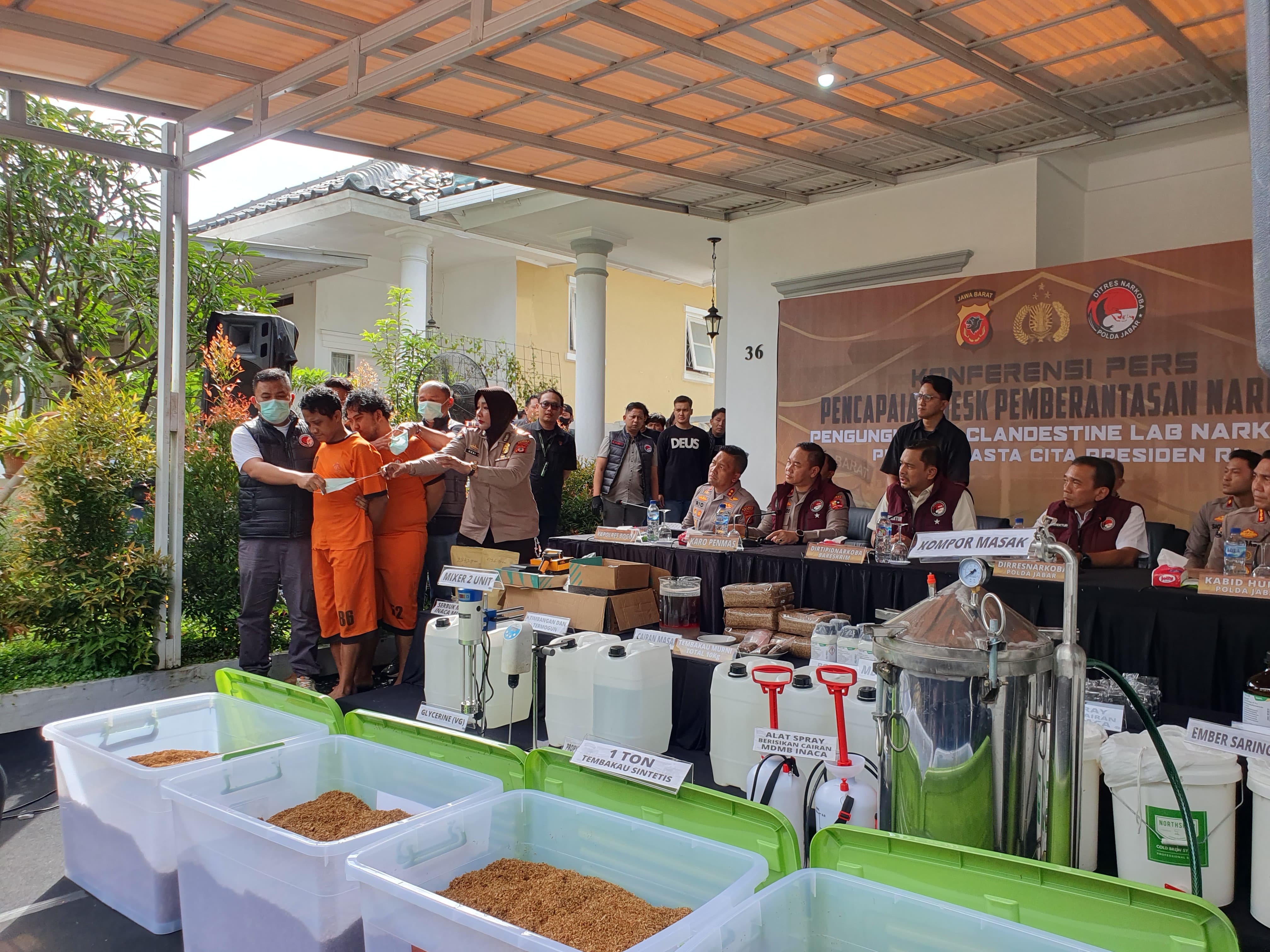 Para pelaku yang terlibat dalam pembuatan di pabrik narkoba di Bogor.