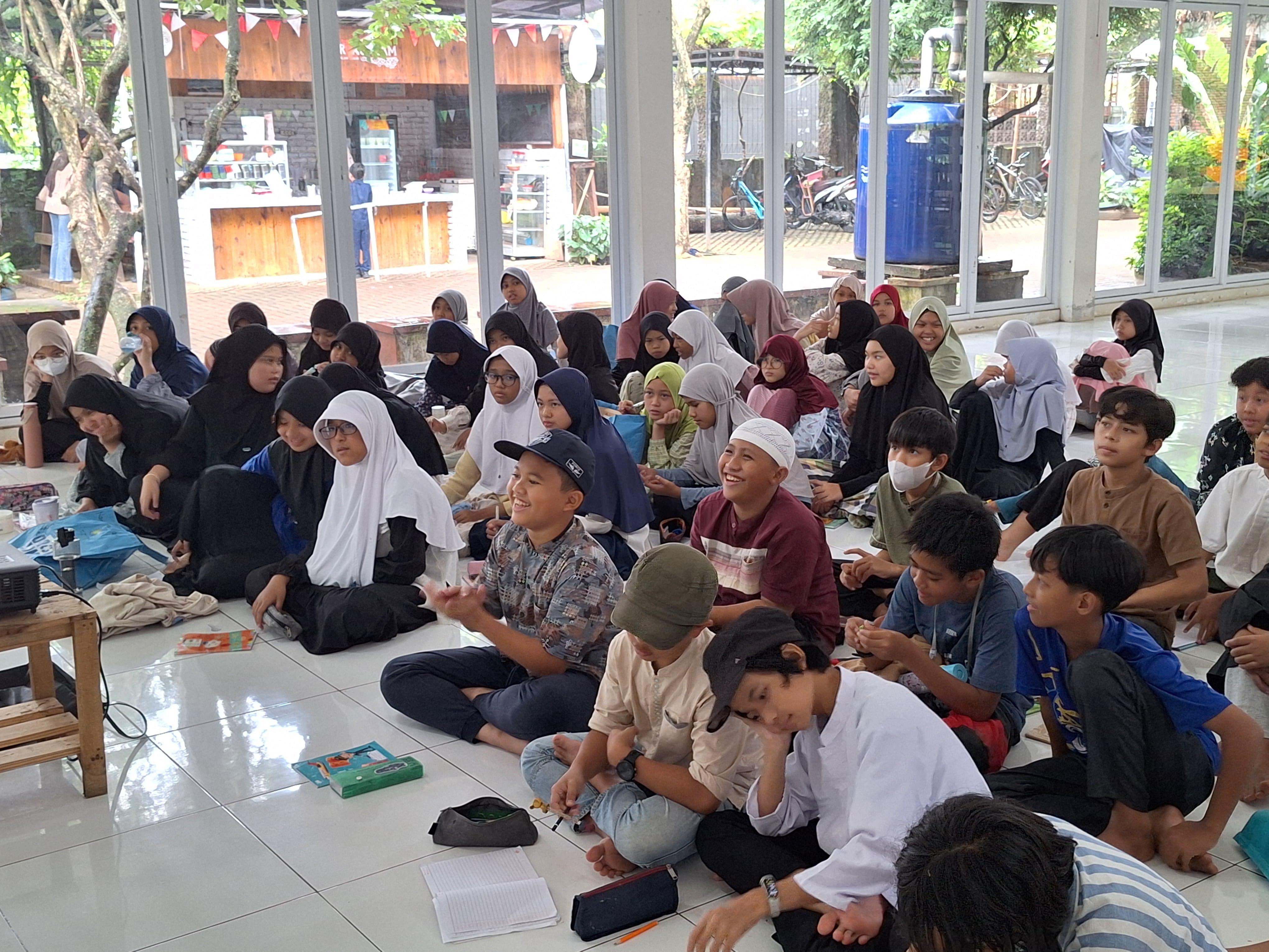 Potret saat berlangsungnya edukasi pengelolaan sampah di SD Sekolah Alam Bogor