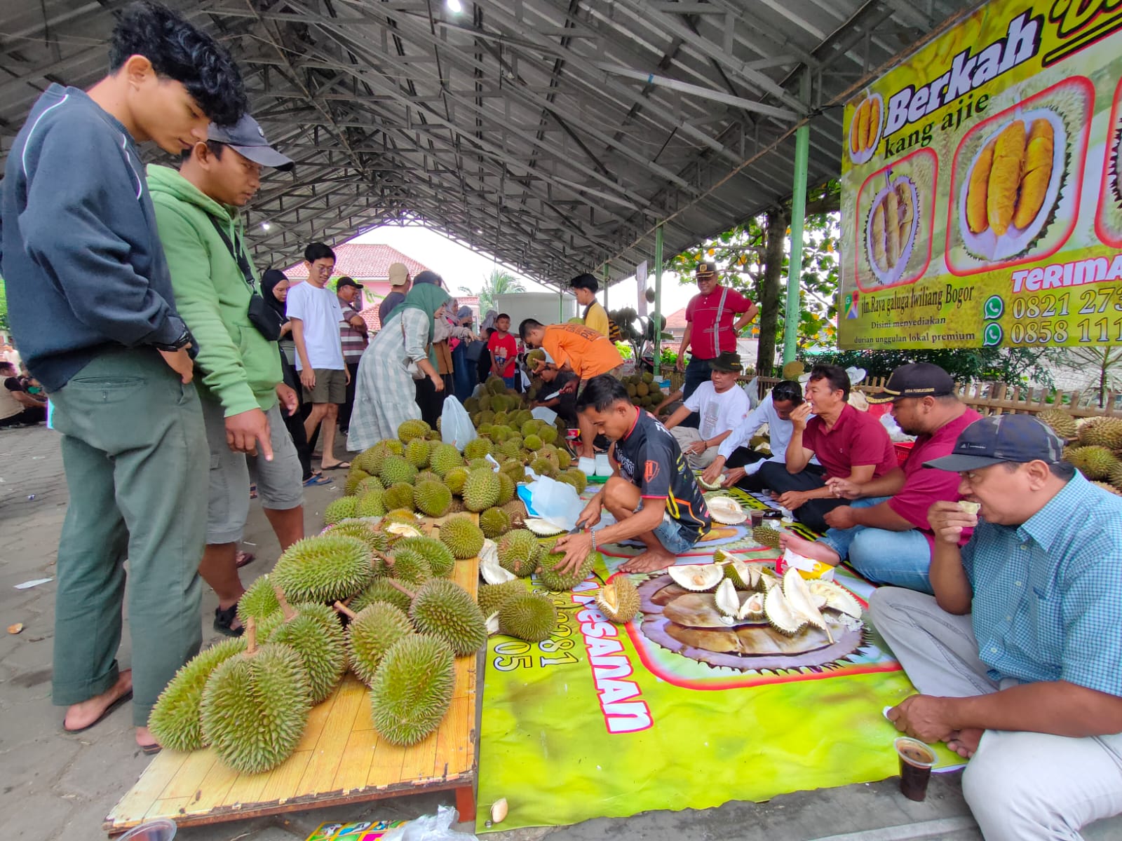 Lapak pedagang durian di Festival Durian Leuwiliang nampak ramai didatangi pengunjung.