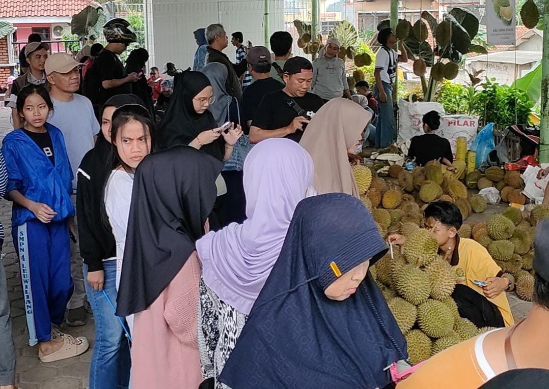 Warga memadati salah satu pedagang durian di Festival Durian Leuwiliang Bogor Minggu (9/2/2025) siang.