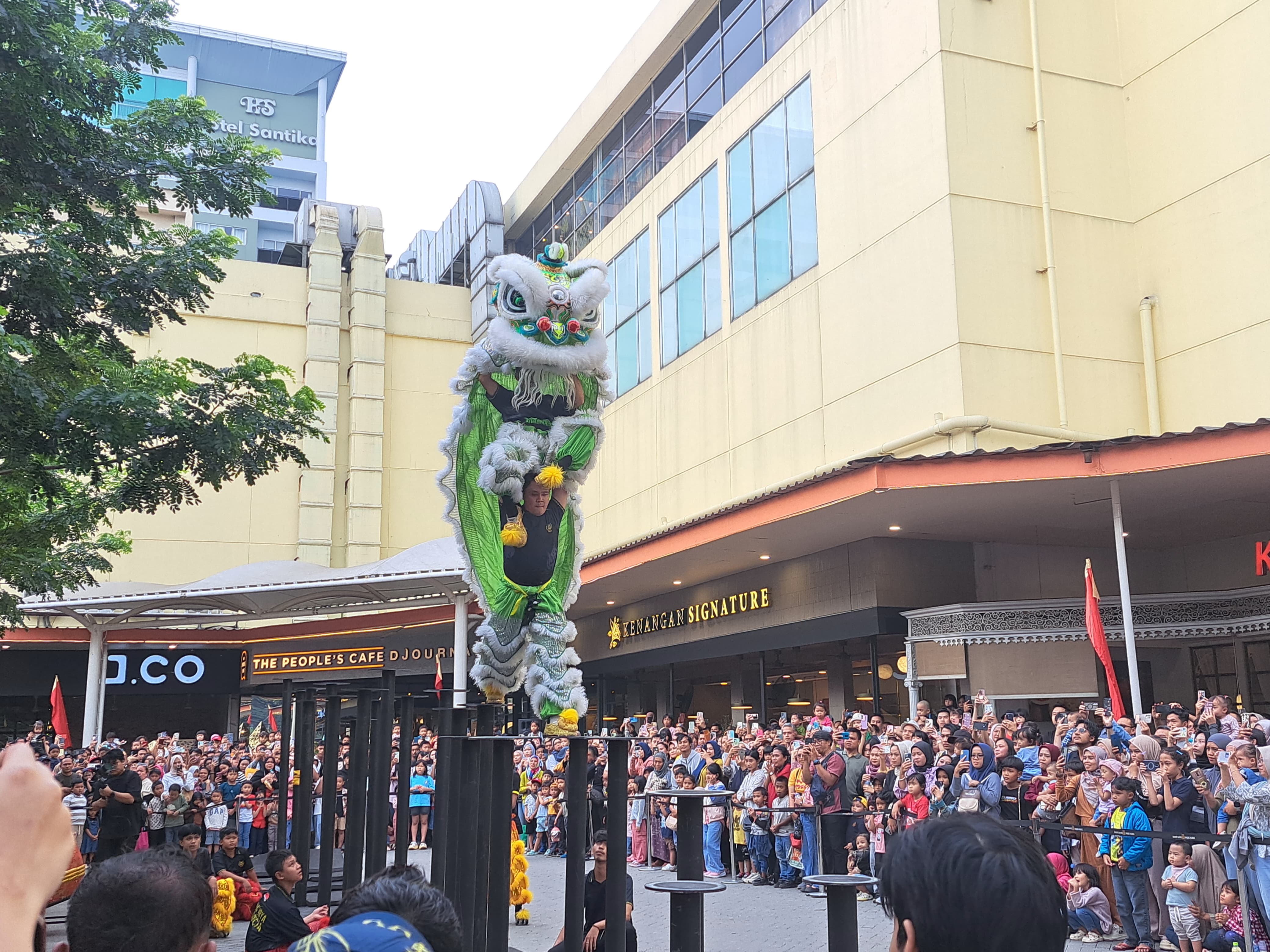Penampilan Barongsai Tonggak di Mal Botani Square Bogor.