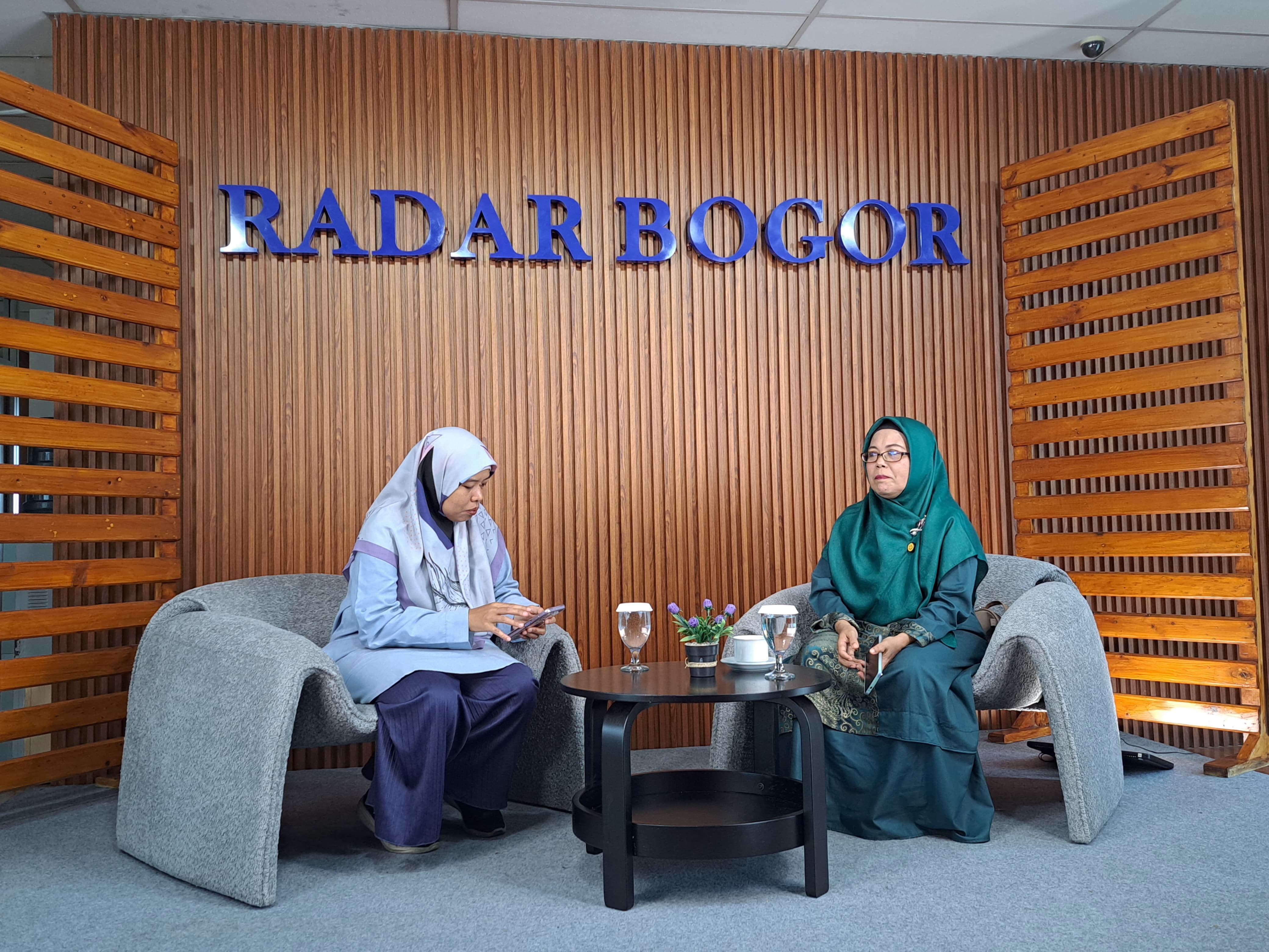 Podcast Bicara Bogor di Media Radar Bogor bersama Dewan Juri Lomba Marawis dan Kasidah BiiF, Nining Yuningsih.