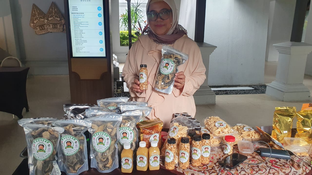 Owner Dapur Mamoz, Indras Grassyantie menunjukkan beragam jenis produknya.