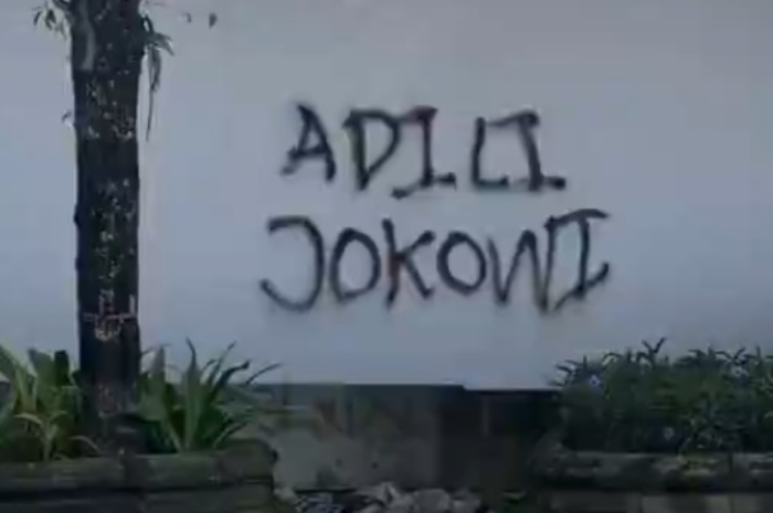 Coretan bertuliskan Adili Jokowi muncul di berbagai daerah.