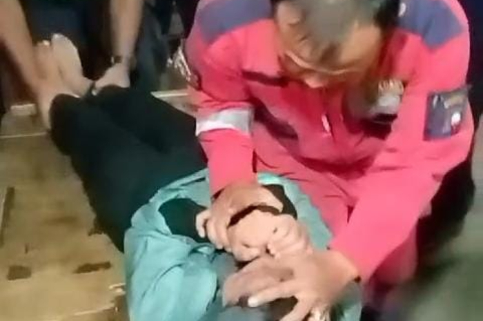 Petugas Damkar Kota Bogor saat menangani warga yang kesurupan.